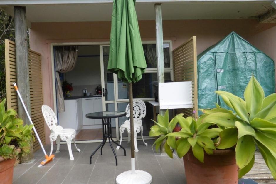 Great Barrier Oasis Lodge Tryphena Exterior foto